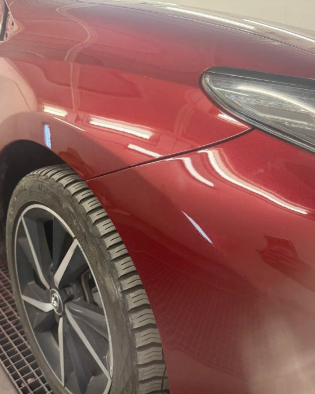 Aile de voiture rouge après réparation et peinture par SG Carrosserie à Saint-Quentin-sur-Isère