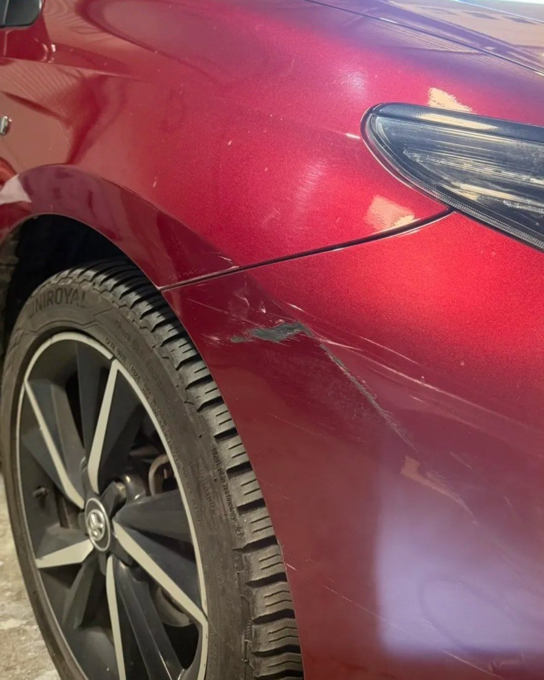 Aile de voiture rouge rayée avant réparation de carrosserie