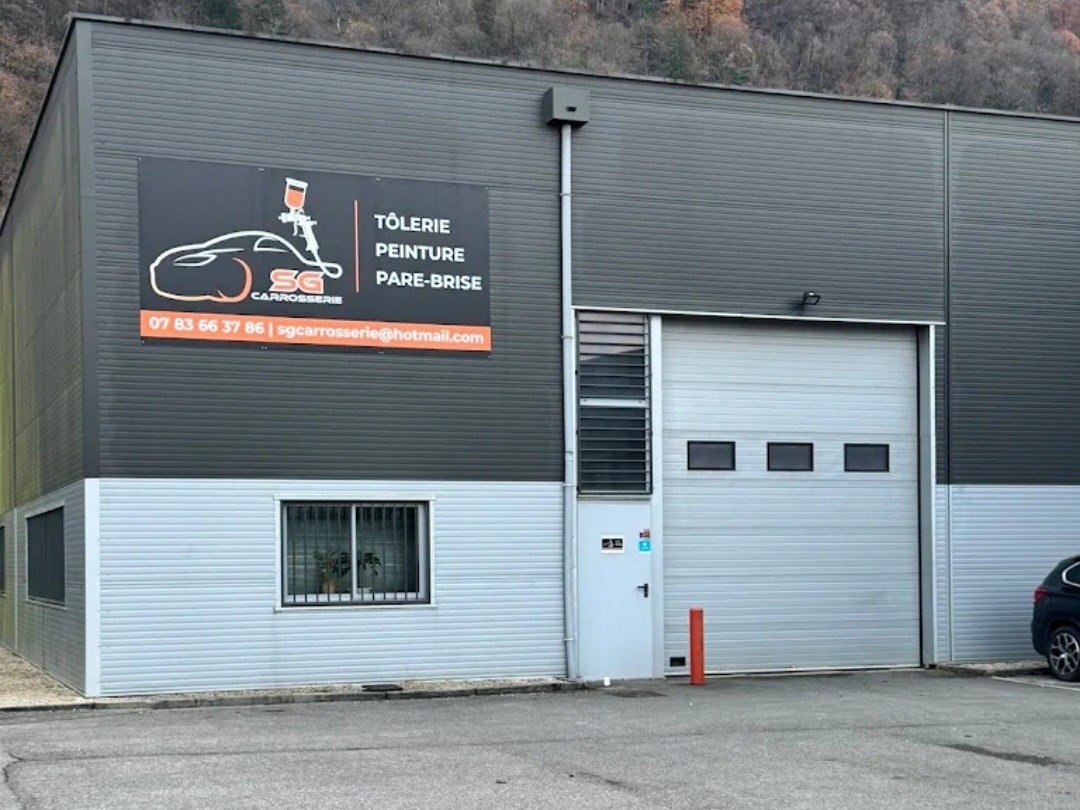Atelier SG Carrosserie à Saint-Quentin-sur-Isère : façade avec enseigne tôlerie, peinture, pare-brise